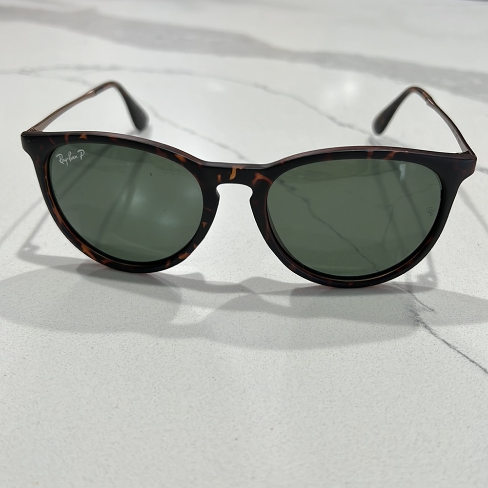 RAY-BAN RB4171 Erika Classic Women’s sunglasses in excellent condition!